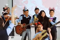 Sốt mạng clip “Ai cũng có quà 8/3“