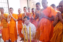 Trầm Bê lần đầu về quê, sau “sự cố” treo ảnh ở chùa