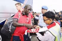 Arsenal mang vệ sĩ, đầu bếp riêng tới Việt Nam