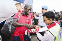 Arsenal mang vệ sĩ, đầu bếp riêng tới Việt Nam