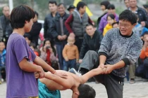 Phẫn nộ với trò “hành xác” trẻ em 