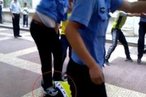 Lực lượng quản lý trật tự giẫm đạp lên đầu người dân