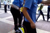 Lực lượng quản lý trật tự giẫm đạp lên đầu người dân