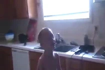 Cậu bé gào khóc vì bị tỏ tình 