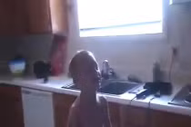 Cậu bé gào khóc vì bị tỏ tình 