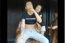 Trai trẻ ngồi lên tượng danh nhân gây phẫn nộ