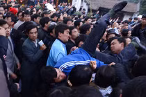 Phản cảm giẫm đạp lên nhau nơi linh thiêng