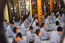 Chùm ảnh: Cảm động phật tử nhí hào hứng lên chùa 