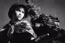 Ảnh hiếm: Vẻ bất khuất của phụ nữ Việt thời chiến