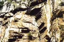 Kỳ bí những quan tài treo “ma mị“