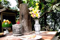 Cột đá Thề ở Đền Hùng bị thay bằng “đá lạ“