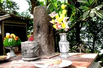 Cột đá Thề ở Đền Hùng bị thay bằng “đá lạ“