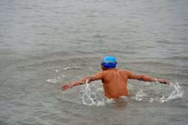 “Tắm tiên” ở sông Hồng giữa trời rét 9 độ C