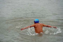 “Tắm tiên” ở sông Hồng giữa trời rét 9 độ C