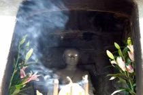 Bí mật sau bức ảnh mắt Phật hoàng phát sáng 