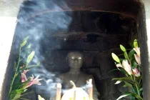 Bí mật sau bức ảnh mắt Phật hoàng phát sáng 