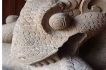 Chùm ảnh: Chiêm bái “ông rắn” miệng cắn thân, chân xé mình 