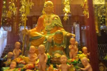 Kỳ lạ ngôi chùa nuôi dưỡng vong hồn hài nhi 