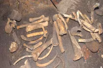 Thám hiểm “mồ xương người” khổng lồ giữa Hà Nội 