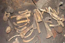 Thám hiểm “mồ xương người” khổng lồ giữa Hà Nội 