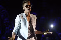 Justin Bieber phải đền 10 tỷ đồng vì “chảnh” 