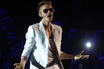 Justin Bieber phải đền 10 tỷ đồng vì “chảnh” 