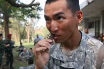 Xem lính Mỹ nhai bọ cạp, uống máu rắn