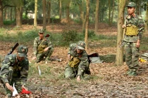 Xem lính công binh Việt Nam đối mặt “tử thần“