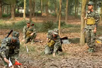 Xem lính công binh Việt Nam đối mặt “tử thần“