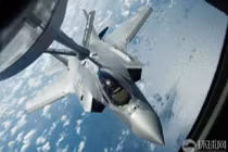 Xem tiêm kích F-35A “bú sữa“