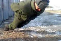 Xem lính Nga chống đẩy chỉ bằng hai chân