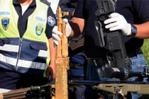 Mục sở thị súng AK-47 mạ vàng, nạm kim cương