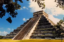 Phá kim tự tháp 2.300 năm lấy đá... làm đường