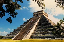 Phá kim tự tháp 2.300 năm lấy đá... làm đường