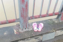 Một phụ nữ gieo mình xuống sông Hồng tự tử