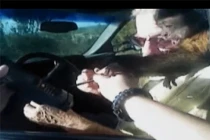 Khỉ cắn cảnh sát để giúp chủ