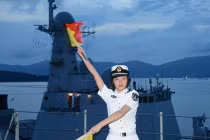 Xem “bóng hồng” trên chiến hạm hiện đại Trung Quốc