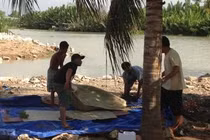 Tìm được thi thể kẻ đâm người yêu rồi nhảy sông tự tử