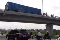 8 vụ lật container trên cầu Cát Lái: Thiết kế hụt TCVN?