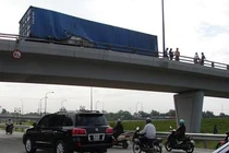 8 vụ lật container trên cầu Cát Lái: Thiết kế hụt TCVN?