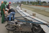 Sài Gòn giông lớn quật cây xanh, giật hàng rào