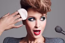 Tẩy trang nhanh lớp trang điểm không trôi