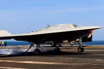 “Mục kích” cú hạ cánh thế kỷ của “bóng ma” X-47B 