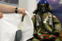 Phi công siêu tiêm kích Su T-50 đi tiểu thế nào? 