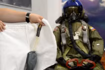 Phi công siêu tiêm kích Su T-50 đi tiểu thế nào? 