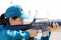 Dân quân Việt Nam huấn luyện bắn đạn thật