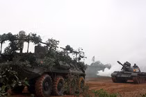 Thăm lữ đoàn xe tăng dự bị chiến lược 215