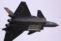 J-20 mang được nhiều vũ khí hơn F-22, F-35? 