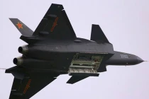 J-20 mang được nhiều vũ khí hơn F-22, F-35? 
