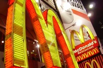 Sếp McDonald bị tố cưỡng hiếp nhân viên